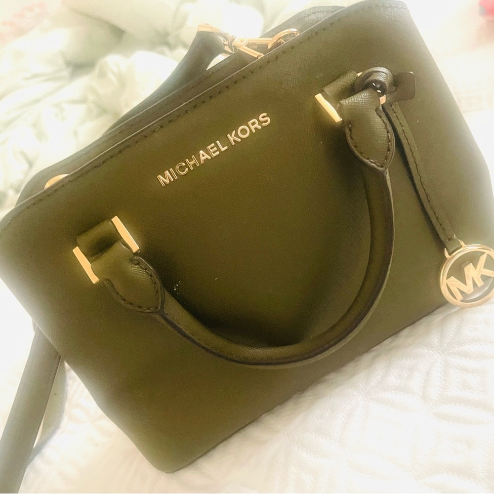 Beautiful olive crossbody 🌿